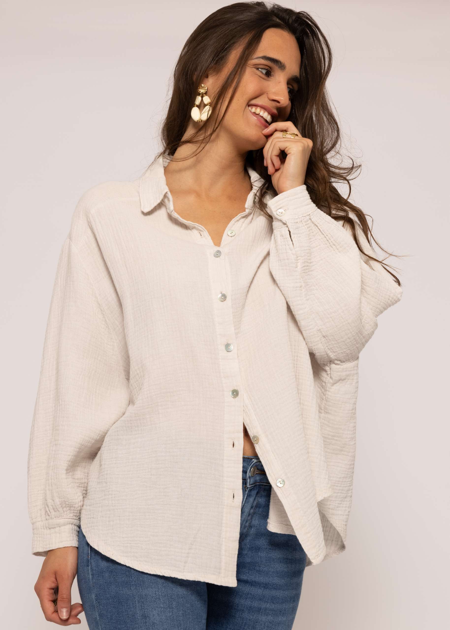 Ultra oversize Blusenhemd, kürzere Variante, hellbeige